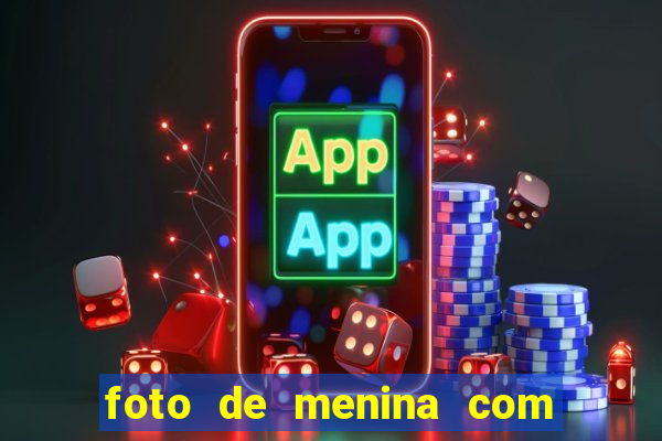 foto de menina com cabelo cacheado no espelho