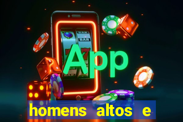 homens altos e magros pelados