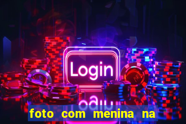 foto com menina na cama fake