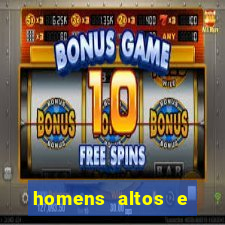 homens altos e sarados pelados